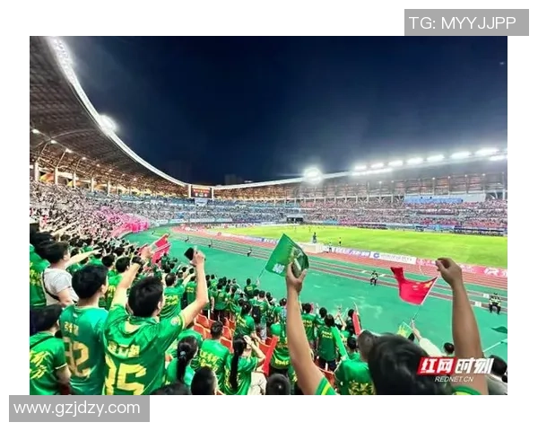 去年踢足球的小球星展现帅气风采引爆全场球迷热情